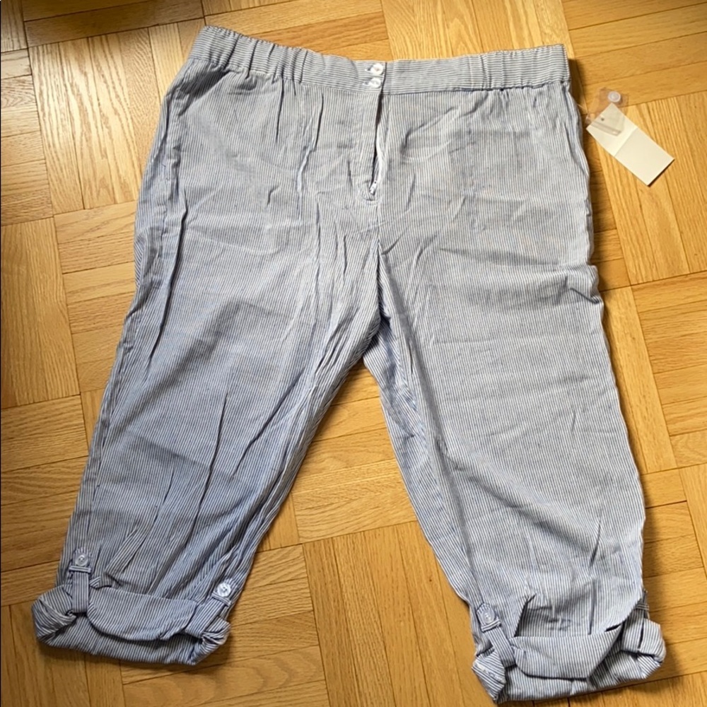 CROPPED BLUE AND WHITE PANTS